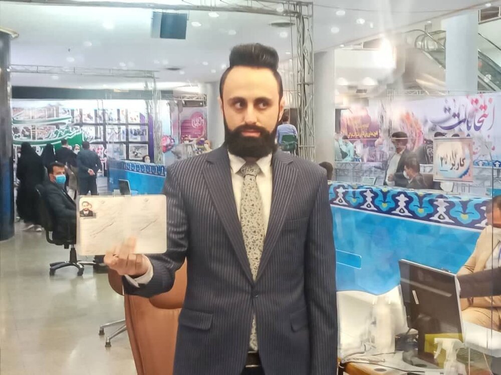تیپ‌های عجیب و غریب در ستاد انتخابات/ نامزدی که با نوه‌هایش آمد!