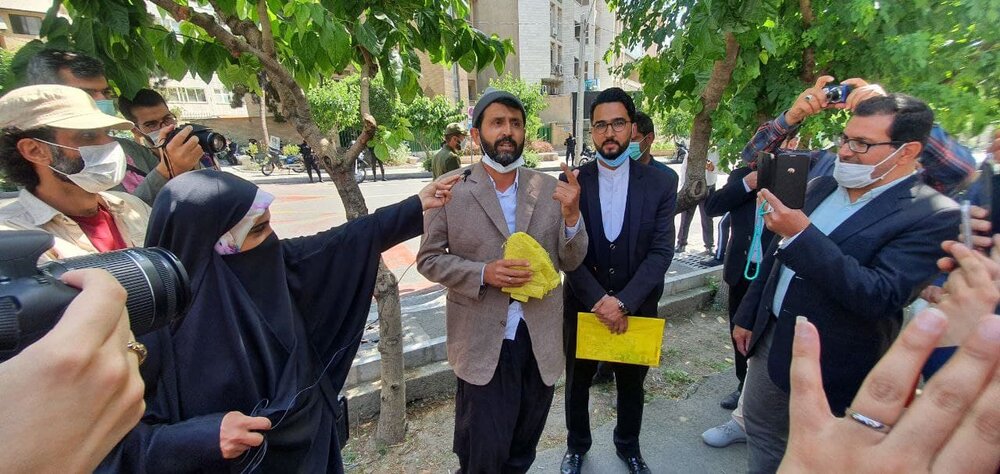 تیپ‌های عجیب و غریب در ستاد انتخابات/ نامزدی که با نوه‌هایش آمد!