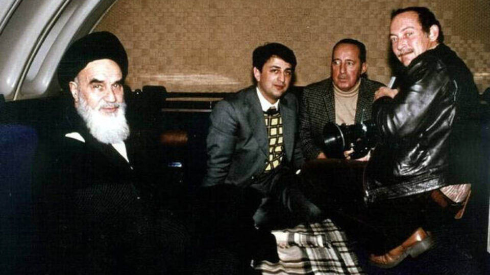 تصاویر کمتر دیده شده از امام (ره) در بازگشت به ایران | نماز خواندن امام در هواپیما را ببینید