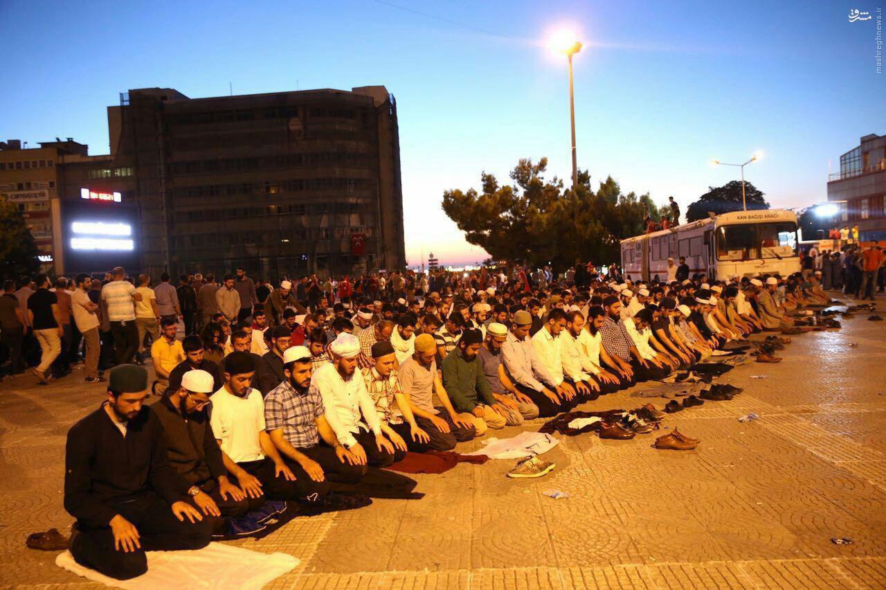 نماز مردم استانبول بعد ازشکست  کودتا