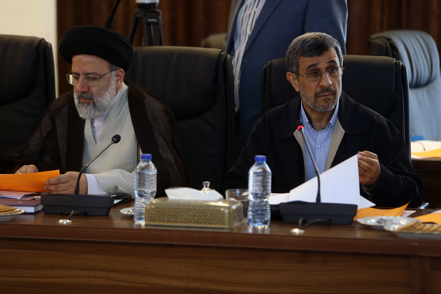 (تصاویر) خنده‌های احمدی‌نژاد در جلسه مجمع تشخیص