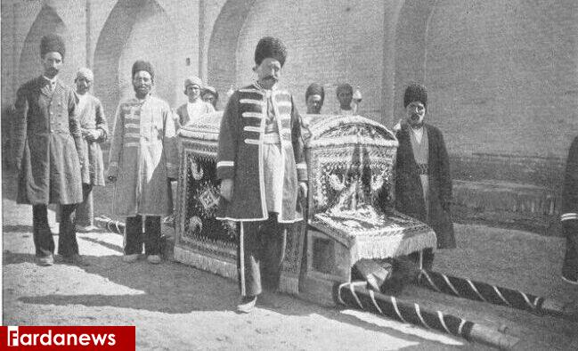 تابوت ناصرالدین شاه پیش از قرار گرفتن در جایگاه رسمی تابوت ناصرالدین شاه پیش از قرار گرفتن در جایگاه رسمی