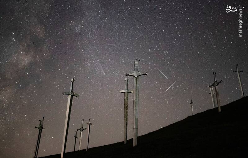 ستاره دنبالهدار C/2023 A3 - Tsuchinshan-ATLAS، شهابسنگها و مسیرهای ماهوارهای را در آسمان شب بالای بنای یادبودی در دیدگوری گرجستان ستاره دنبالهدار C/2023 A3 - Tsuchinshan-ATLAS، شهابسنگها و مسیرهای ماهوارهای را در آسمان شب بالای بنای یادبودی در دیدگوری گرجستان
