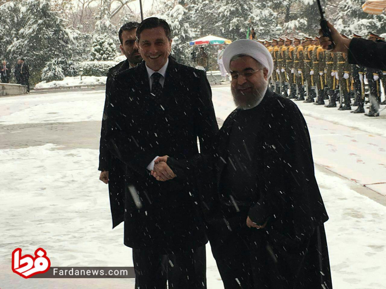عکس: استقبال روحانی از همتای اسلوونی در هوای برفی