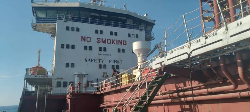 توقیف کشتی نفتکش خارجی به اتهام حمل ۶ میلیون لیتر سوخت قاچاق در دریای عمان+ عکس و فیلم