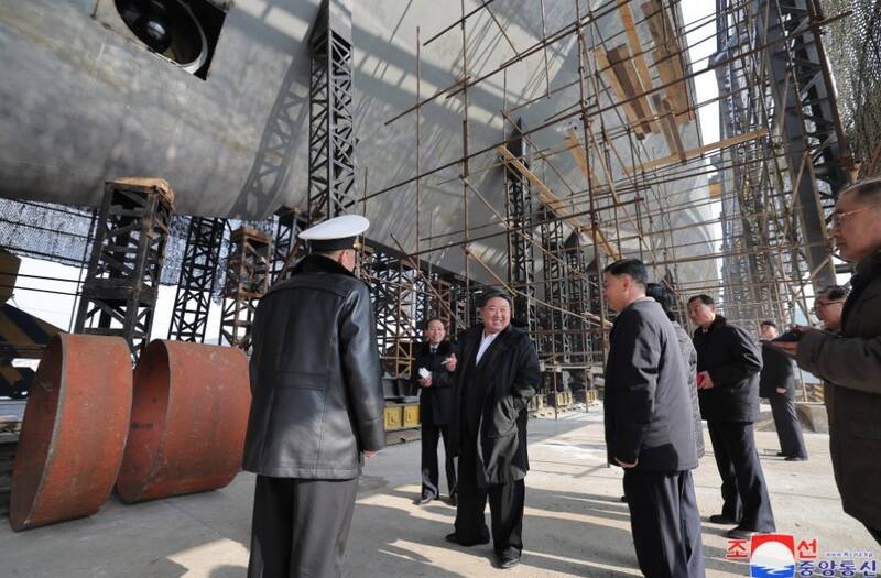 بازدید کیم از محل ساخت زیردریایی هسته‌ای کره شمالی+ عکس