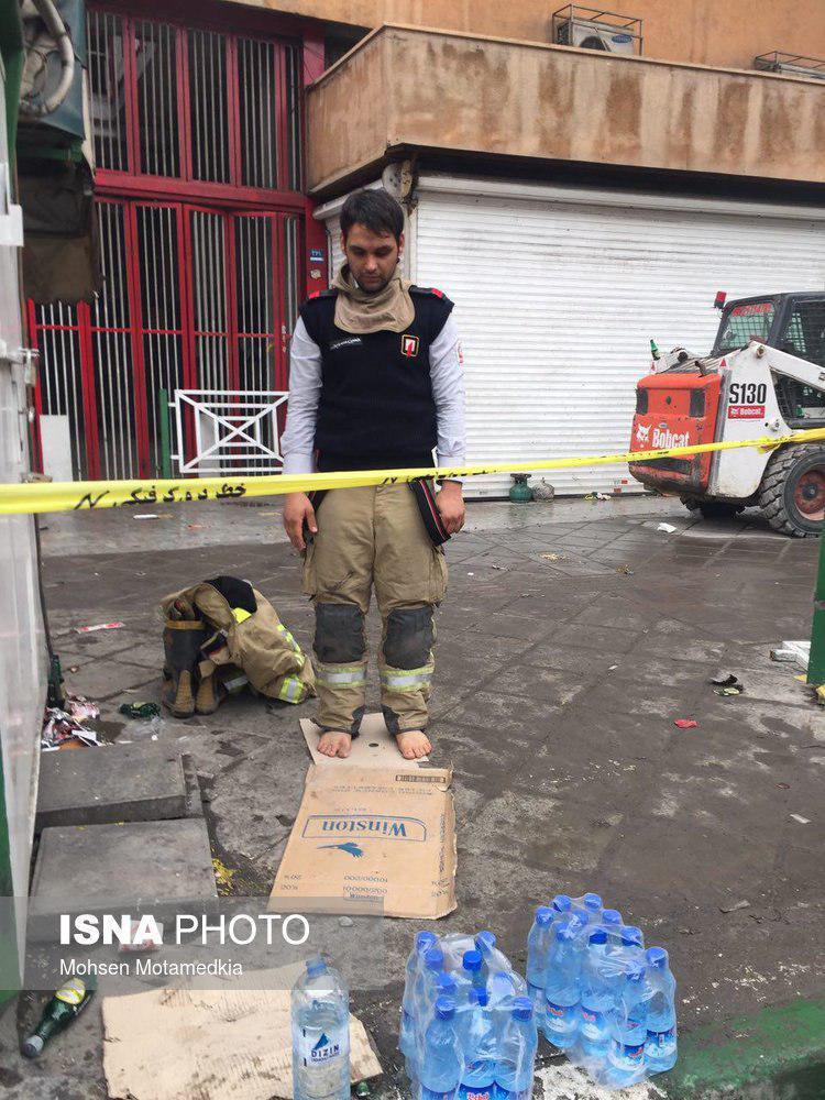 عکس: نماز خواندن مامور آتش‌نشان در دل حادثه