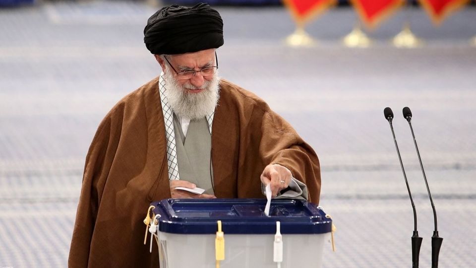از رهبری خرج نکنیم!