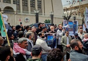 پایین کشیدن پرچم سفارت امارات در سوریه در راهپیمایی اعتراضی اهالی دمشق