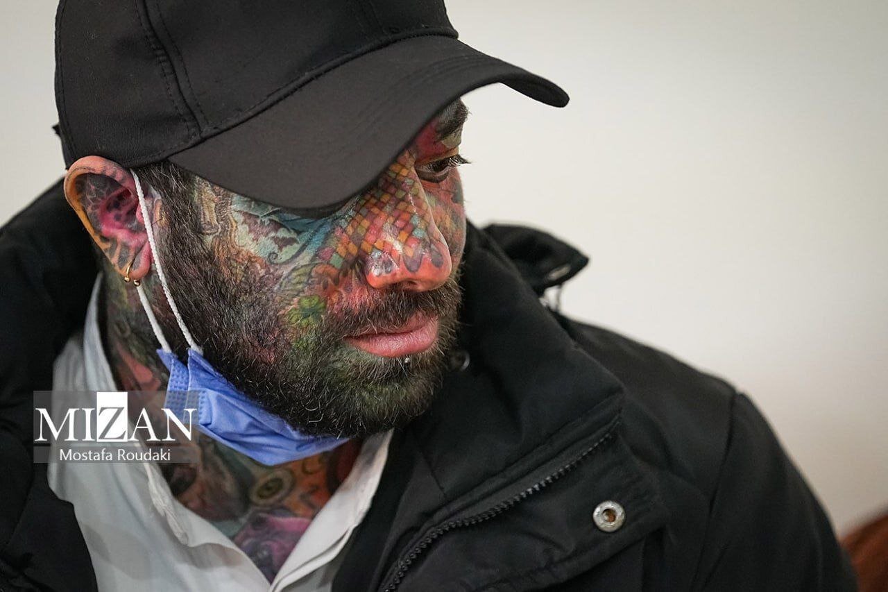 نخستین عکس از «تتلو» در دادگاه | تیپ تتلو مقابل قاضی | تصاویر