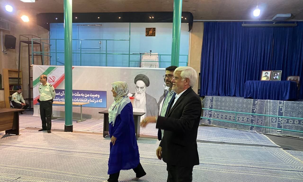 تصویر حجاب و پوشش همسر عارف در هنگام رای دادن به پزشکیان | تصویر عارف و همسرش در مرحله دوم انتخابات