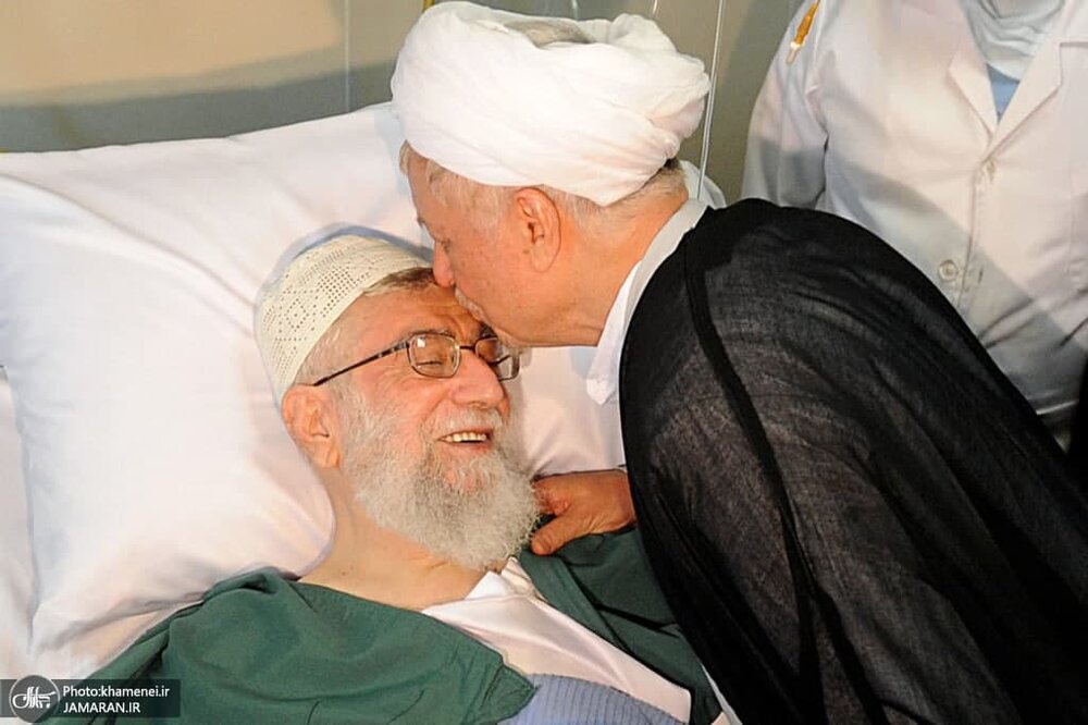 بوسه هاشمی بر پیشانی رهبری + عکس