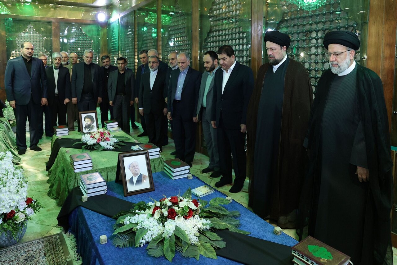 عکسی از فاتحه خوانی ابراهیم رئیسی بر سر مزار آیت الله هاشمی