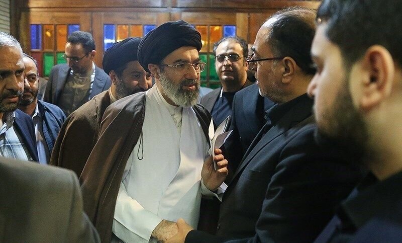 احوالپرسی پدر روح‌الله زم با تیپ متفاوت با فرزند رهبر انقلاب +عکس