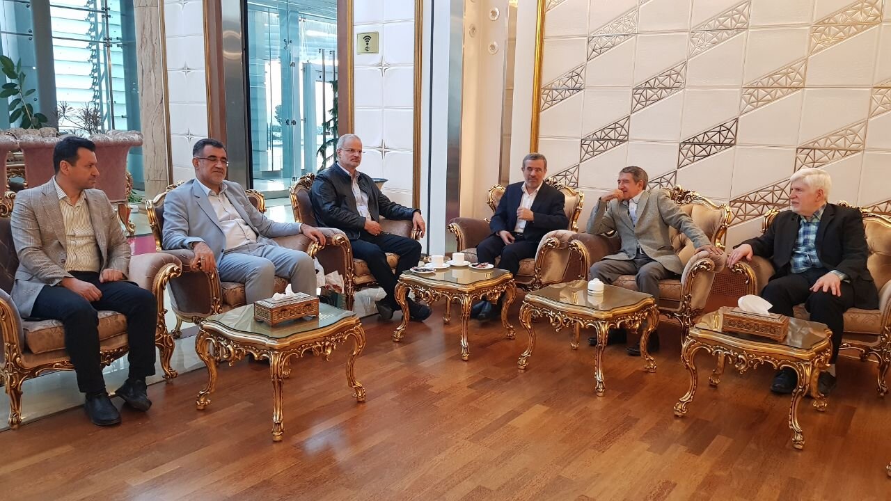 عکسی از محمود احمدی نژاد در حال بازگشت به ایران /کدام رفقایش به استقبال او رفتند؟