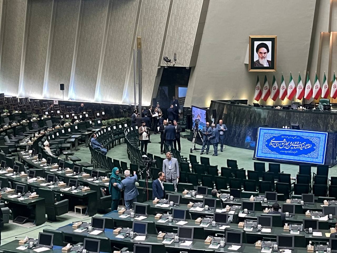 عکسی از تیپ متفاوت تنها نماینده زن اقلیت های مذهبی در مجلس دوازدهم