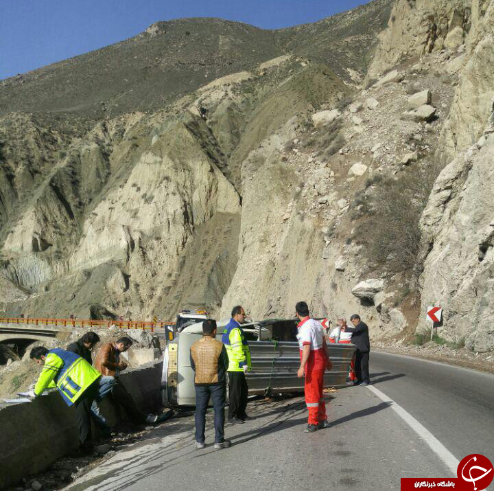 انحراف و واژگونی پیکان وانت در جاده هراز + تصاویر