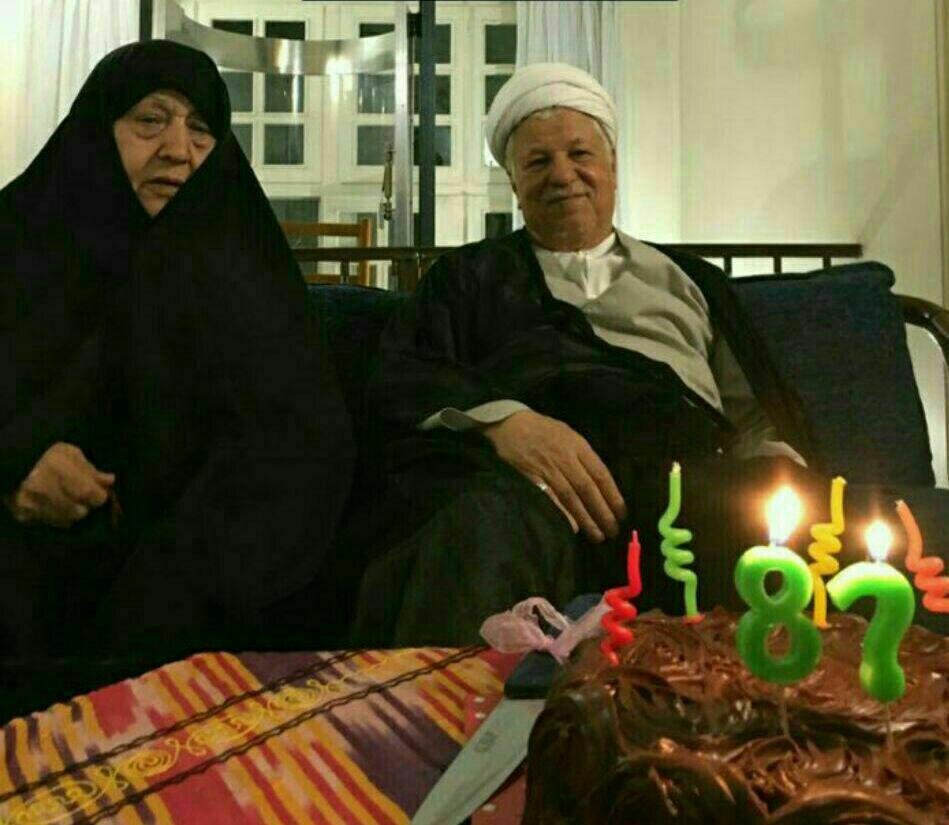 عکسی از آخرین جشن تولد آیتالله هاشمیرفسنجانی در کنار همسرش