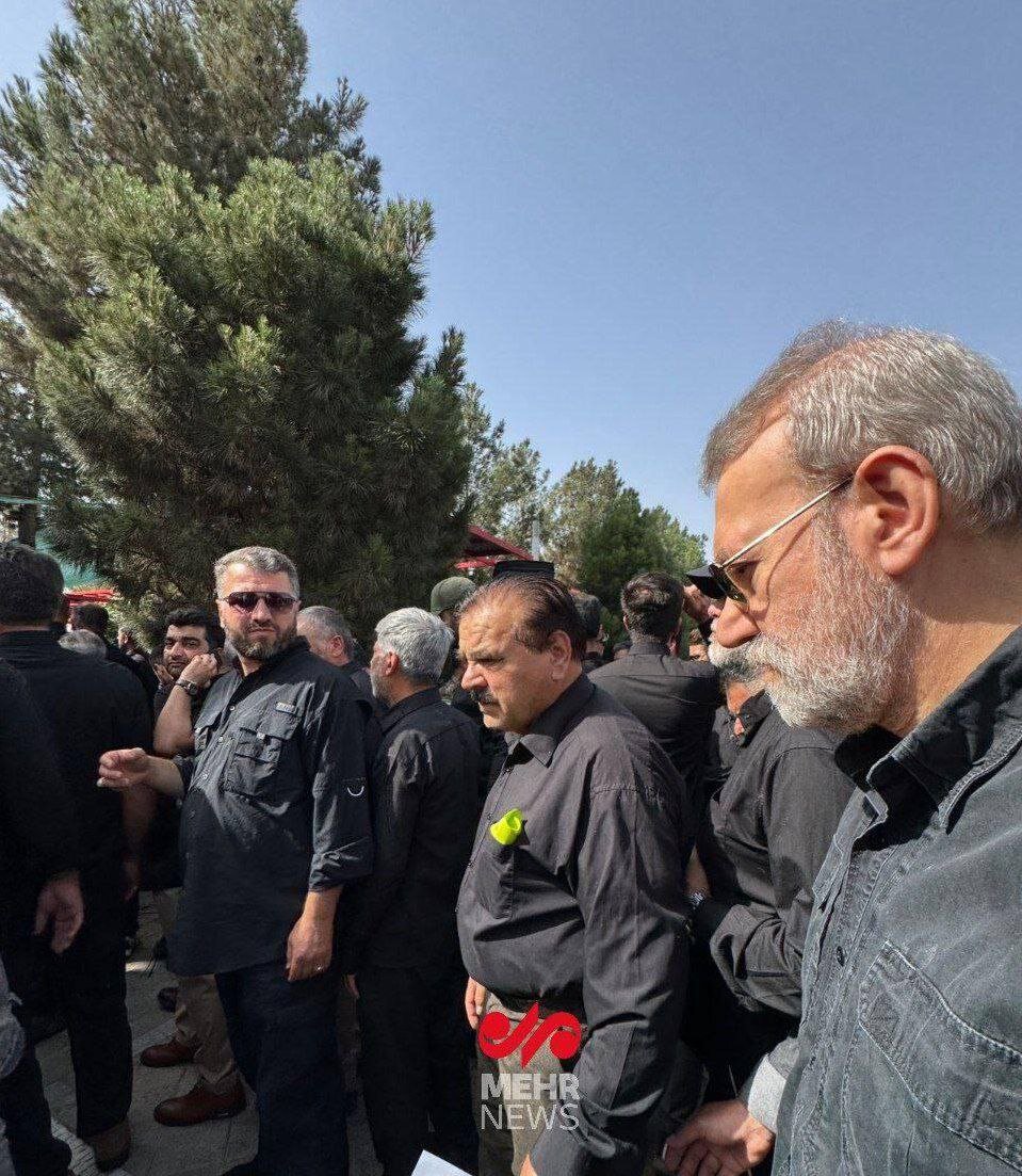 عکسی از علی لاریجانی در مراسم تدفین پیکر سردار شهید حاجیزاده