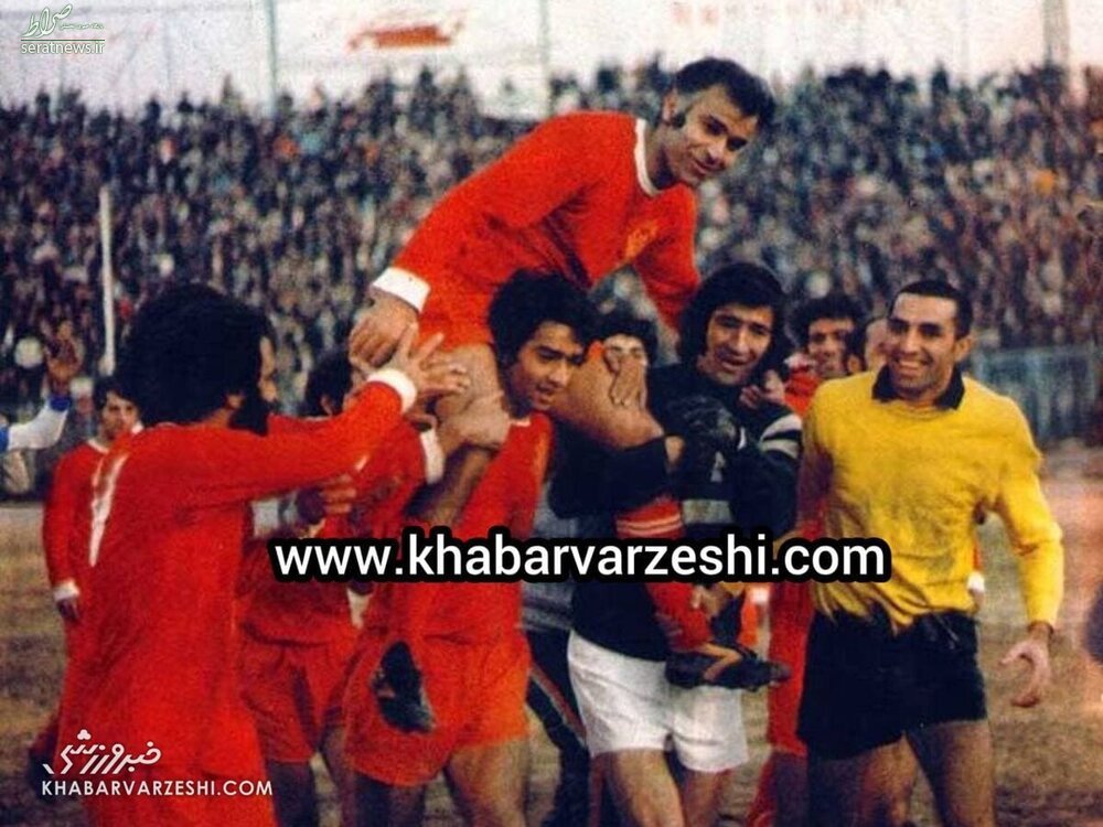 عکس/ خداحافظی یک پرسپولیسی از فوتبال روی شانه اسطوره استقلال خداحافظی یک پرسپولیسی از فوتبال