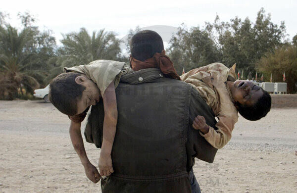 عکس‌ | این تصویر از زلزله بم جهانی شد/ پدری که برای آخرین بار فرزندانش را به آغوش کشید و... 