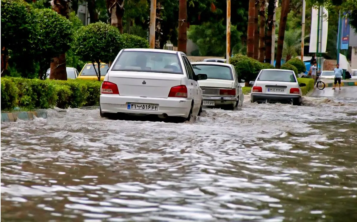 بارشهای رگباری و آبگرفتگی معابر، اختلال در تردد خودروها در غرب مازندران