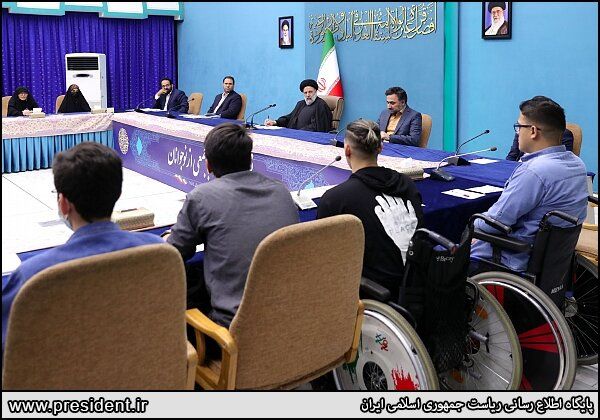 نوجوان و رئیسی