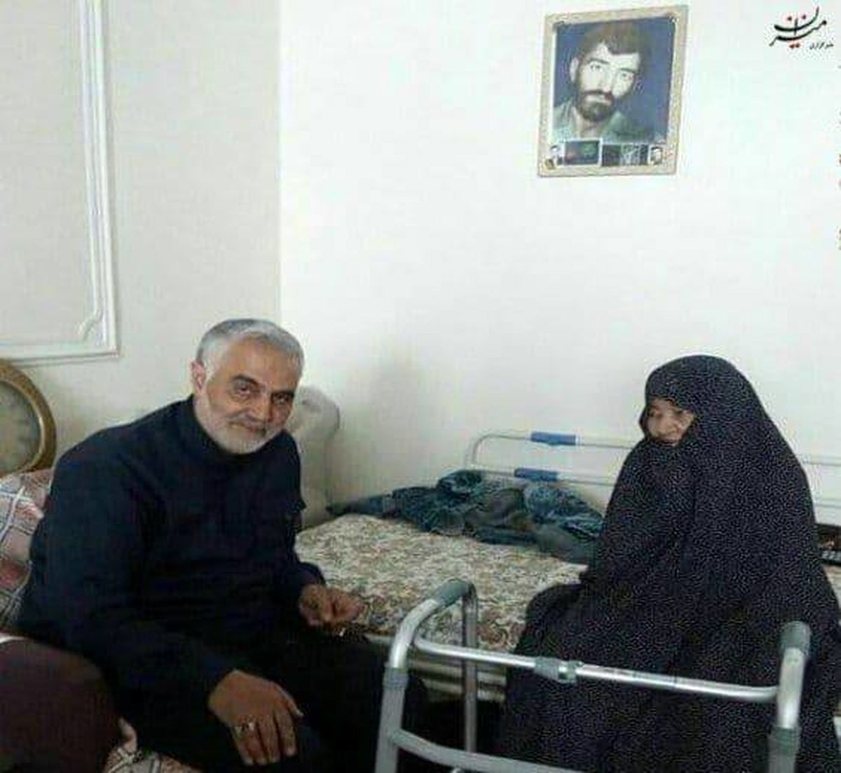 تصویری از دیدار حاج قاسم با مادر حاج‌ احمد متوسلیان