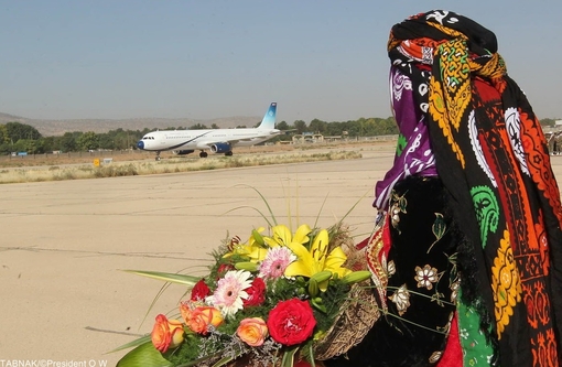 ورود هواپیمای حامل روحانی به فرودگاه خرم آباد