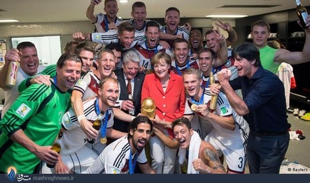حضور در ورزشگاه و تشویق تیم ملی فوتبال کشور نیز از جمله علایق صدراعظم است. او پس از پایان بازی همواره به رختکن و به میان فوتبالیست‌ها می‌رود. طبق یک نظرسنجی از سوی شبکه نخست تلویزیون آلمان حدود ۷۰ درصد آلمانی‌ها از عملکرد صدراعظم خود راضی یا بسیار راضی‌اند. 