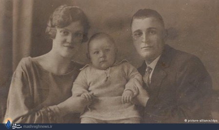 تصویری از مادربزرگ و پدربزرگ آنگلا مرکل در حالی که پسرشان هورست (پدر آنگلا مرکل) را در آغوش گرفته‌اند. در این زمان نام خانوادگی آنها 